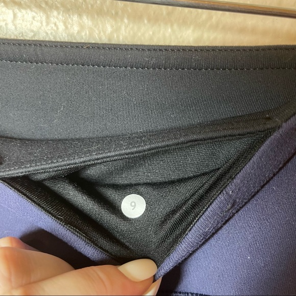 SALE!! LUULEMON on Wunder Under Crop Reversible Dense Purple / Black Size 6 Lulu - Picture 8 of 10